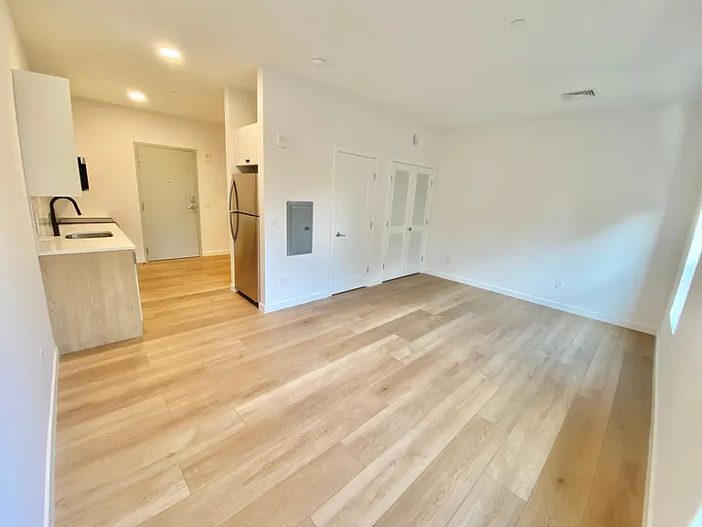 104 Howe St — Photo 15