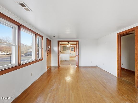 3rd image of 215 Sunset Drive