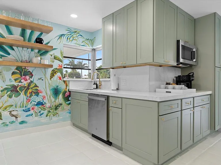 2412 N Lakeside Dr — Photo 10