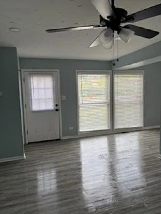 2 bed, 900 sqft, $2,100 — Photo 3