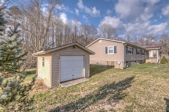 3rd image of 216 Old Weaver Pike