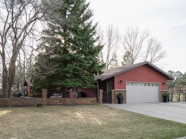 94 Country Club Dr, Bismarck, ND 58501