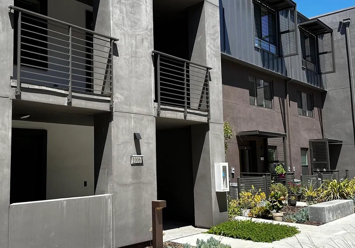 2 bed, 2.5 bath, 1273 sqft, $3,700 — Photo 2