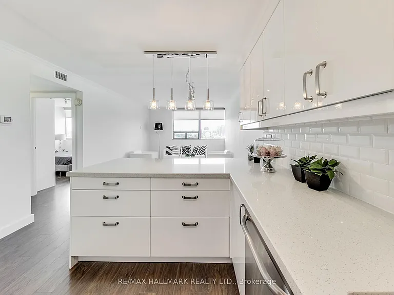 914 Yonge St #1509 — Photo 11