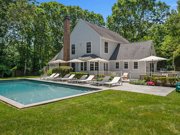 21 Birchwood Ln — Photo 1