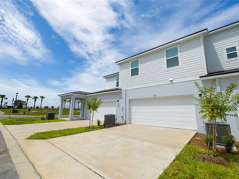 104 Royal Ranch Rd — Photo 2