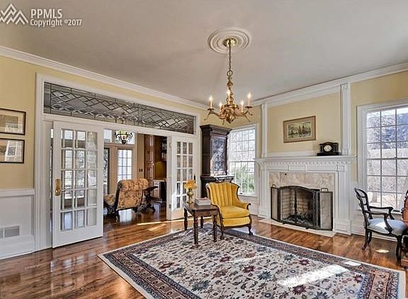Formal living room/parlour