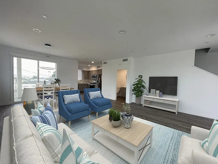 State of the Art, 2 bed 2.5 bath Luxury Condo in Ventura! — Photo 7