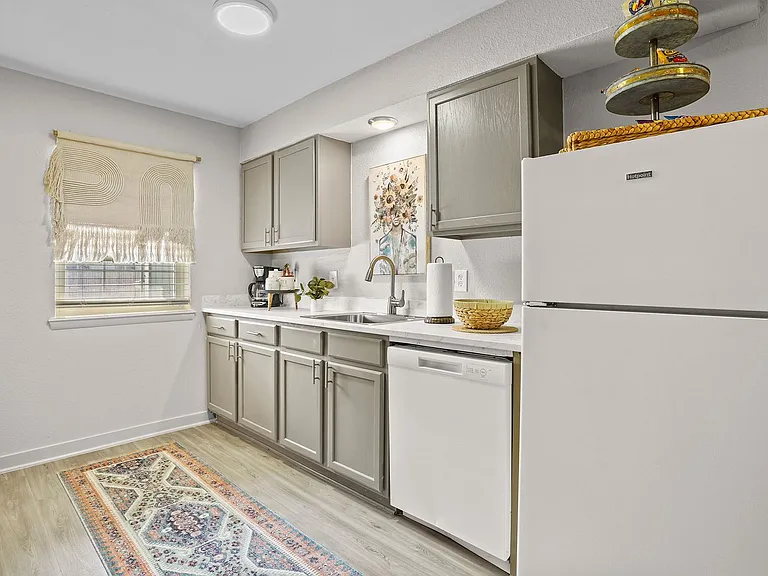 Regency Point Luxury Apartments — Photo 51