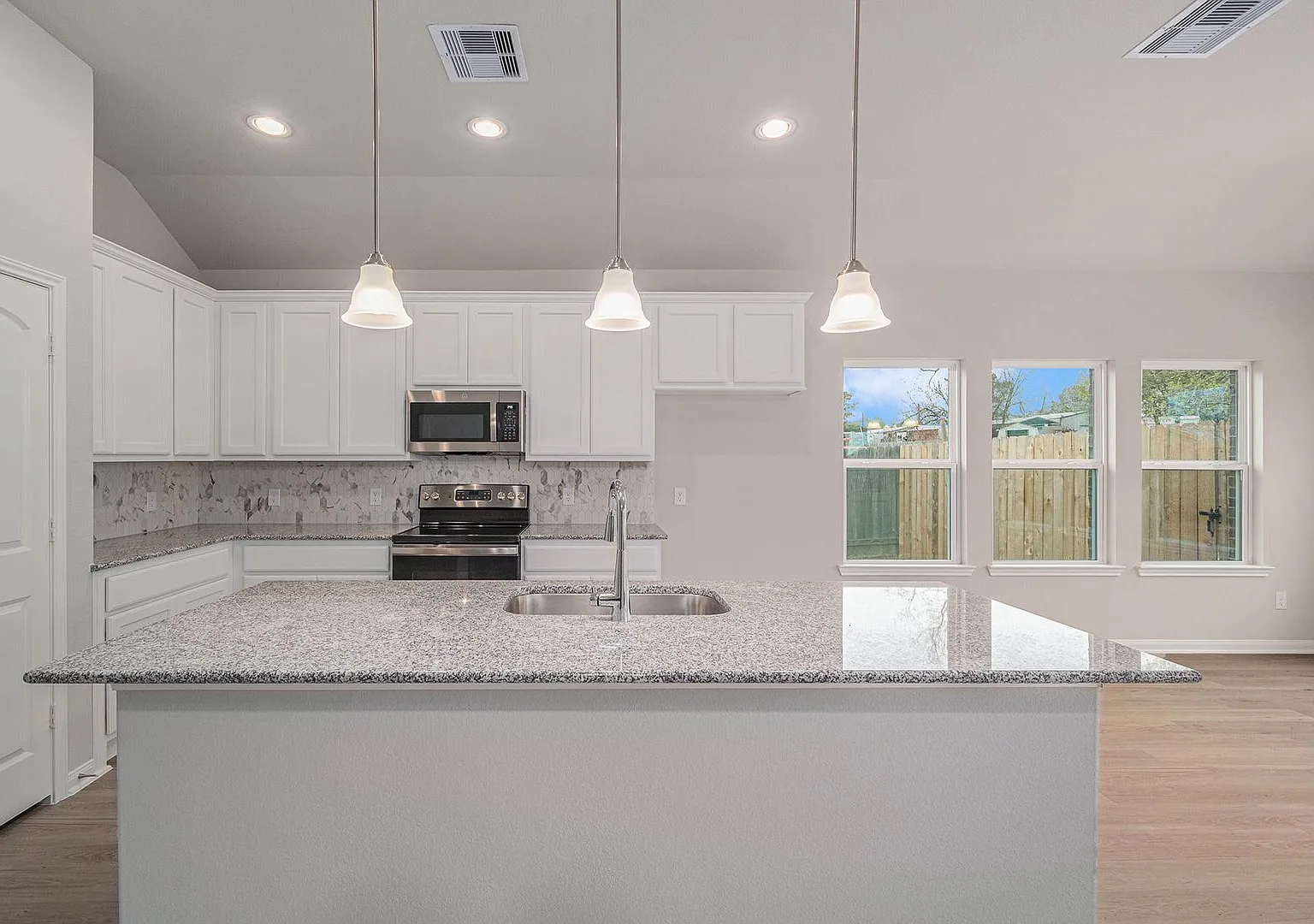 Stunning 4 bedroom home In Lake Conroe Hills — Photo 3
