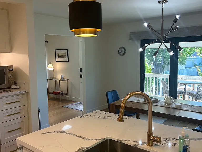 1082 Mariposa Ln — Photo 2