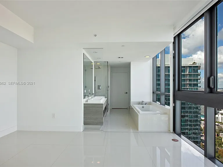 650 NE 32nd St #4000 — Photo 5