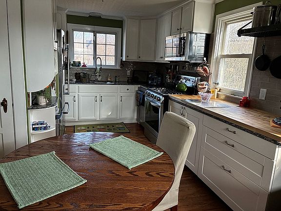 2nd image of 542 S Twyckenham Dr