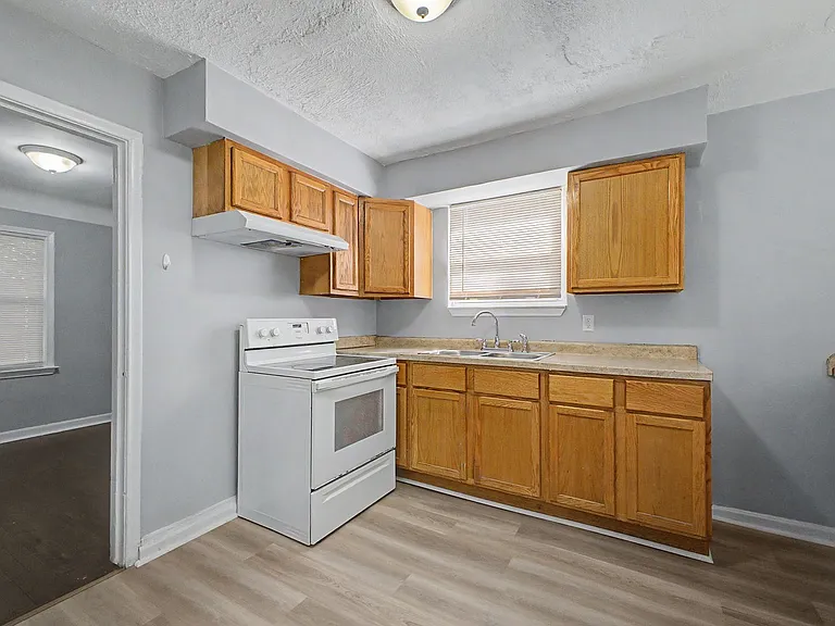 15712 Vaughan St — Photo 3