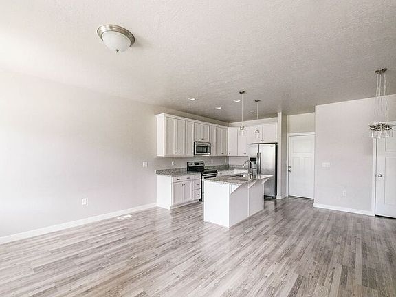 3rd image of 1091 W Emerald Pools Ln