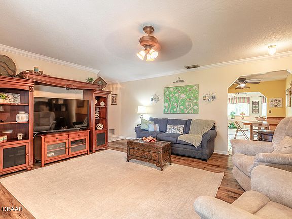 5th image of 1820 Pine Tree Dr