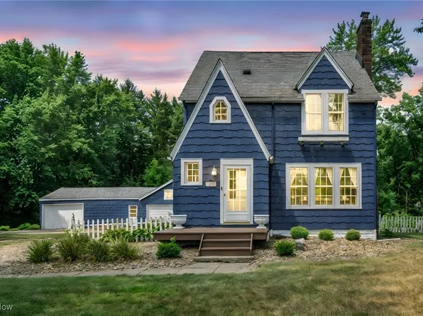 1122 Schocalog Rd, Akron, OH 44320