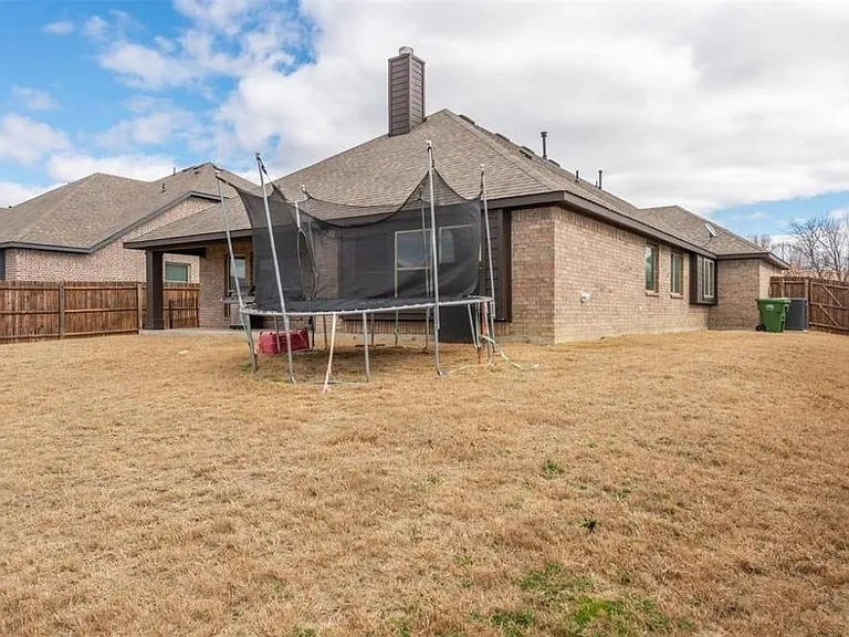 1044 Kingston Dr — Photo 22