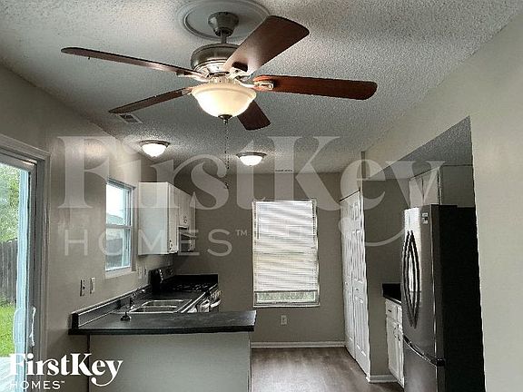 3rd image of 1221 Crossbrook Blvd