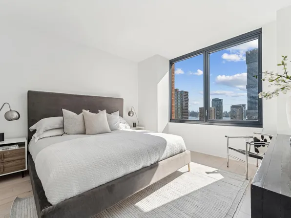 155 Bay Street image 10 of 29