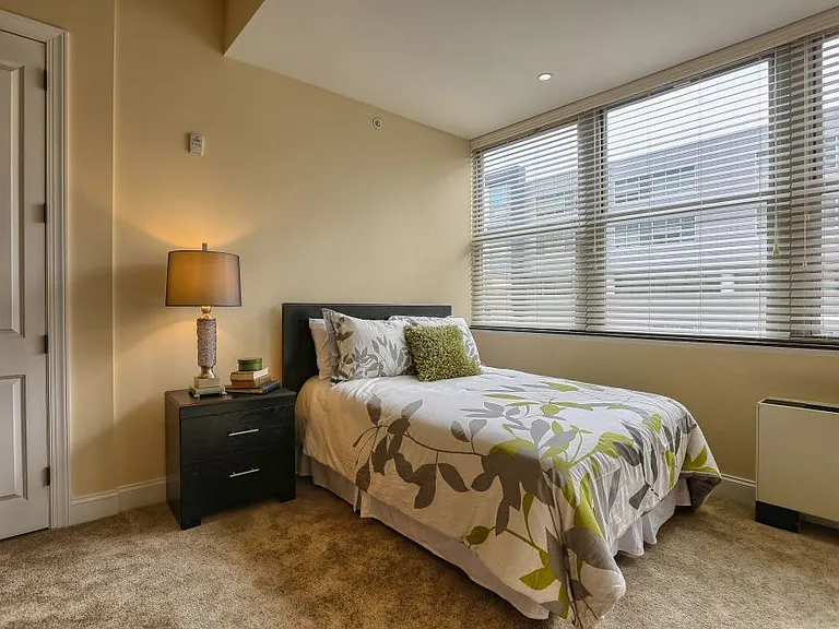 Executive House Apartments — Photo 4