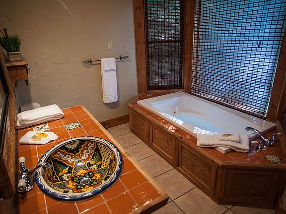 Master Bathroom w/ Jet Tub