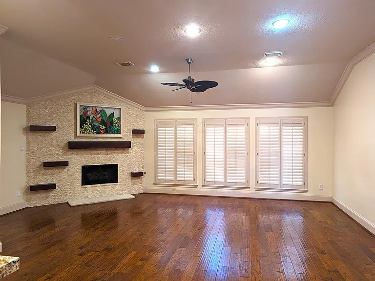 Beautiful Living Room, Direct Access to Kitchen and backyard.