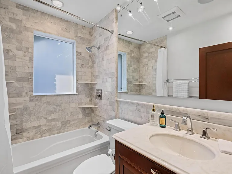 Main floor full bathroom