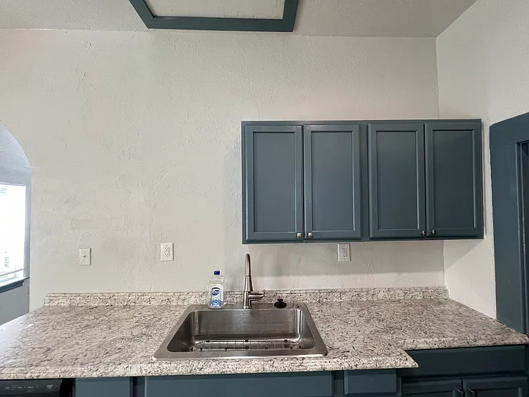 210 E Johnson St — Photo 10