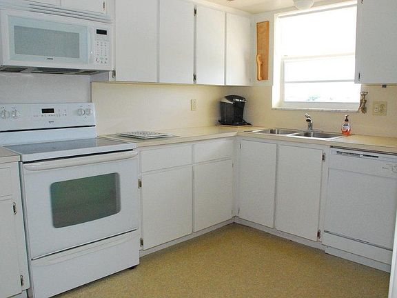 5th image of 44 Yacht Club Dr APT 411