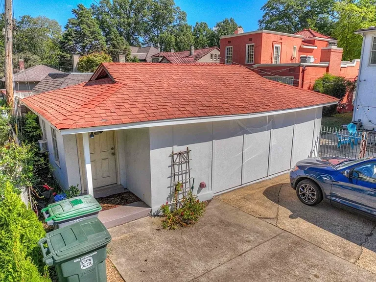 Detached Studio with Bathroom