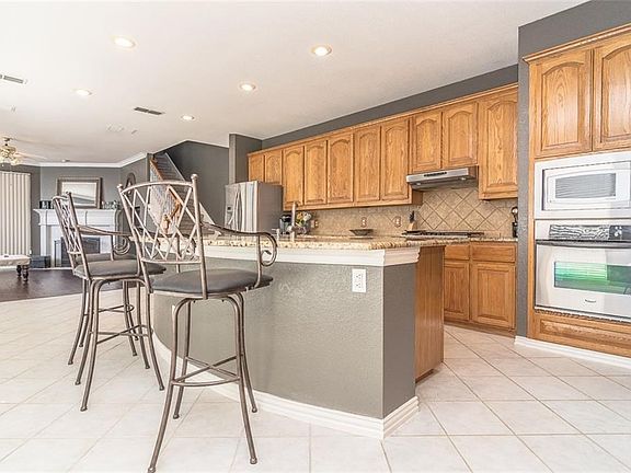 4th image of 2204 Whitney Ln