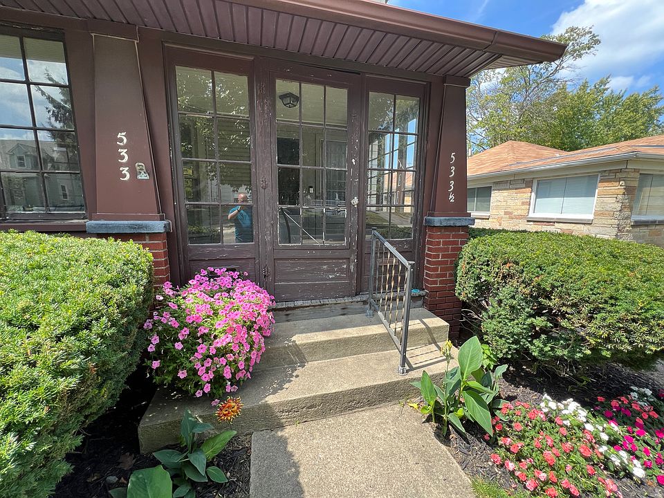 Front Entry to Enclosed Front Porch