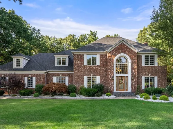 23 Briar Cliff Dr, Wilbraham, MA 01095