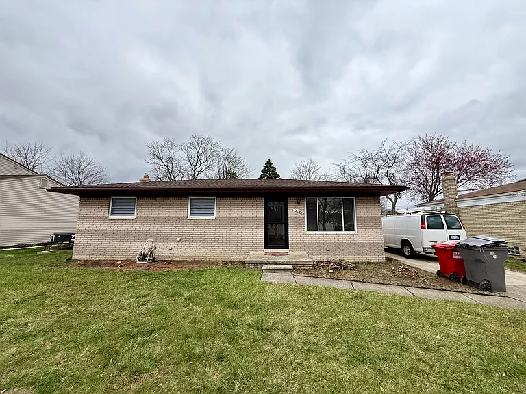 18144 N Oak Dr — Photo 2