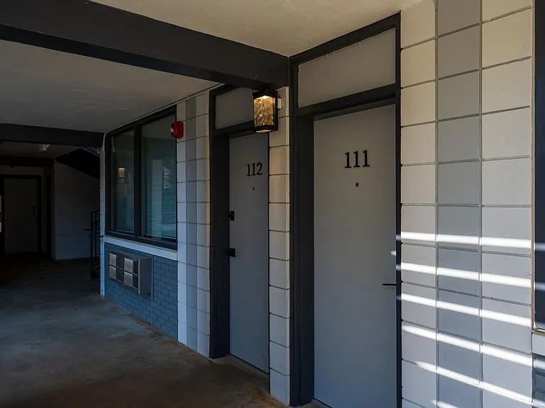Calhoun Lofts & Thunderbird Flats — Photo 7