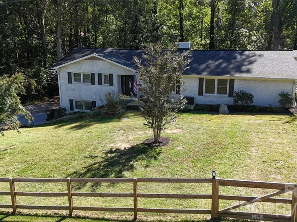 200 Whispering Hills Dr, Hendersonville, NC 28792