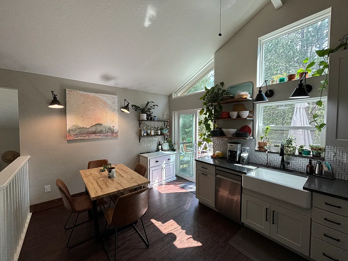 Kitchen Dinning area - 324B Cartier Ct #B