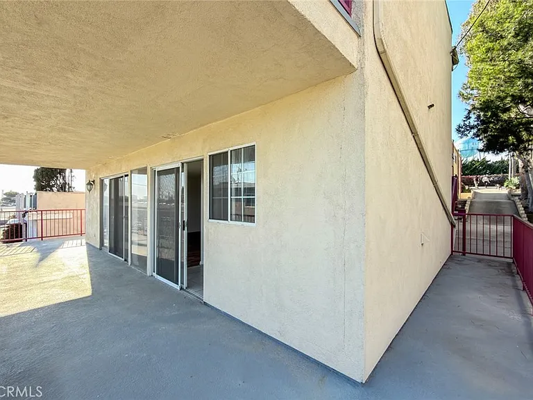 810 E Grand Ave — Photo 29