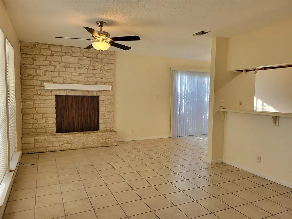 2 bed, 1.5 bath, 4232 sqft, $1,200 — Photo 2