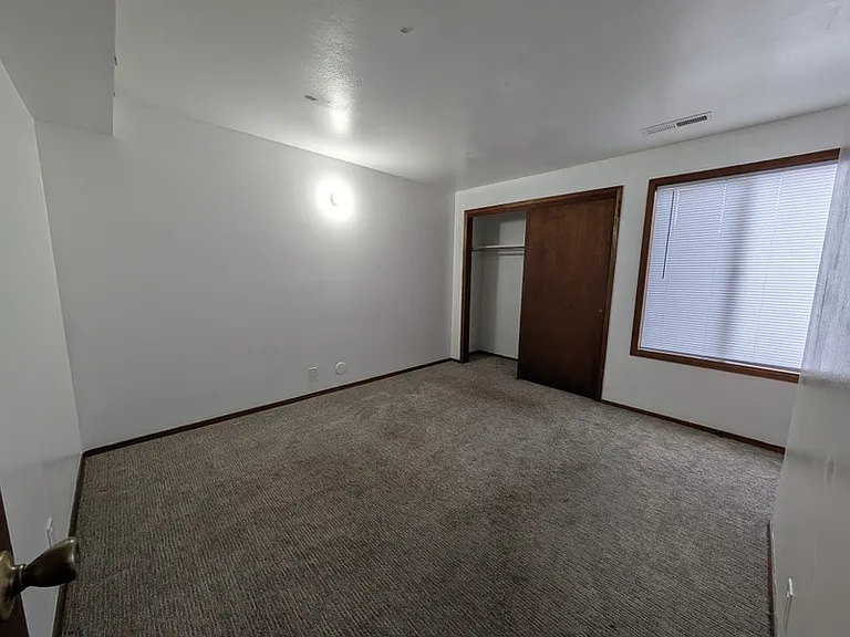 1091 Country Hills Dr — Photo 16