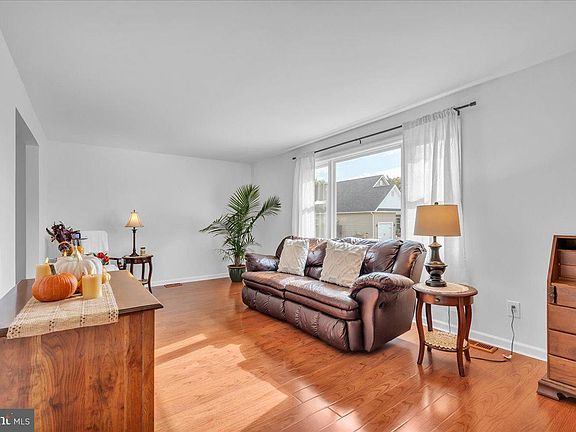 3rd image of 7 Surrey Ct