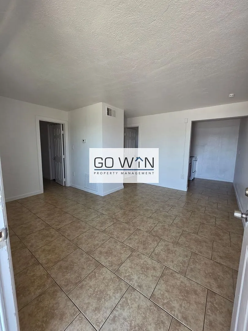 2146 E Taylor St — Photo 2