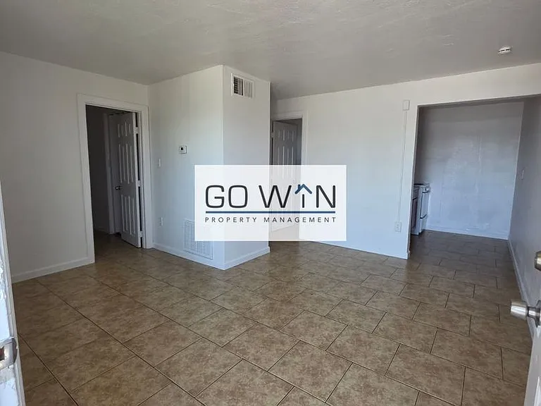 2146 E Taylor St — Photo 1