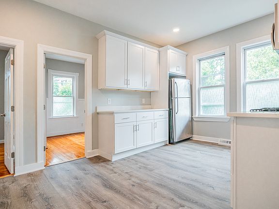 3rd image of 16 Rossmore Rd #1L