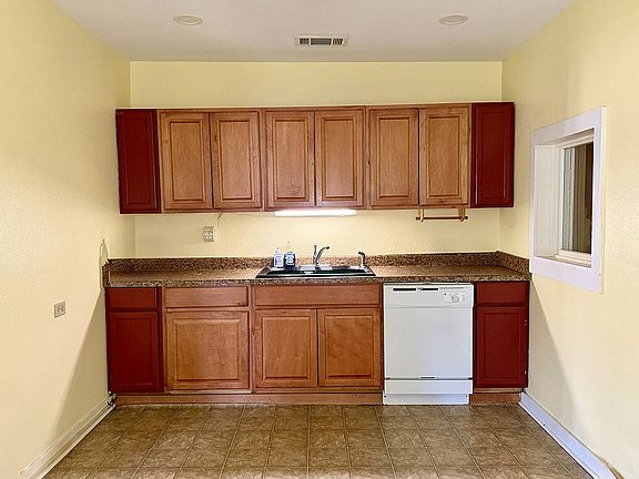 4th image of 906 4th St