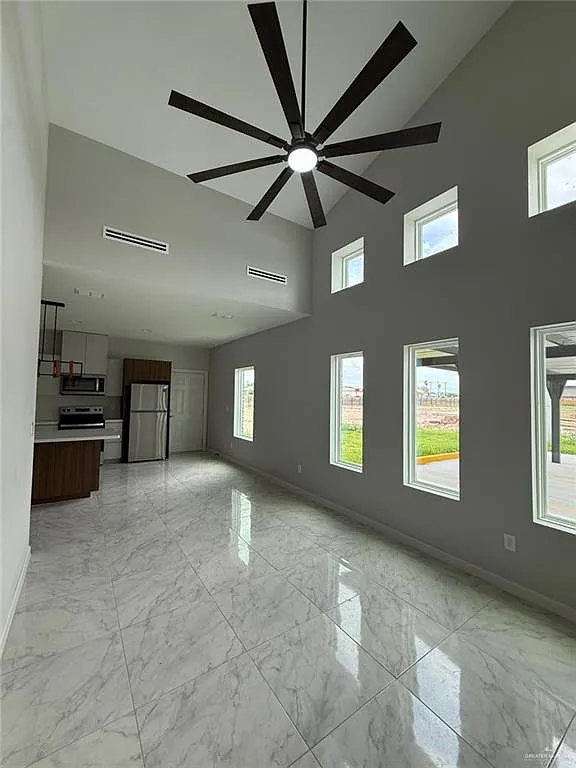 2 bed, 2.0 bath, 4072 sqft, $1,200 — Photo 4