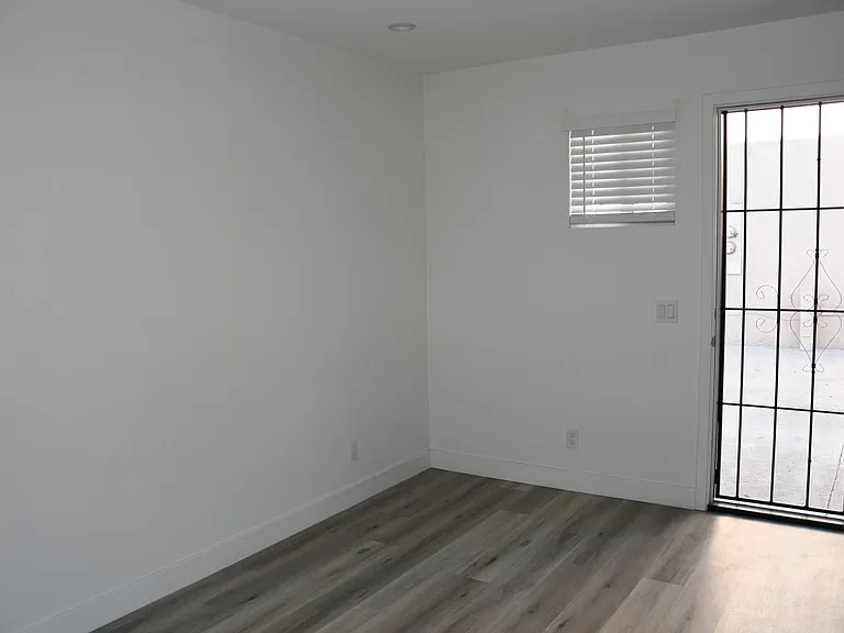994 Valencia St — Photo 23