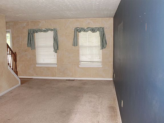 3rd image of 704 Bear Ct