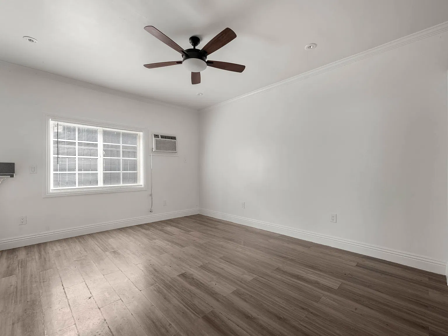 5616 Lexington Ave — Photo 2